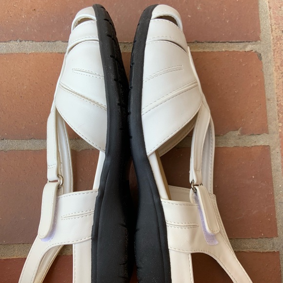 Classique White Vegan Leather Sandals - Picture 3 of 9